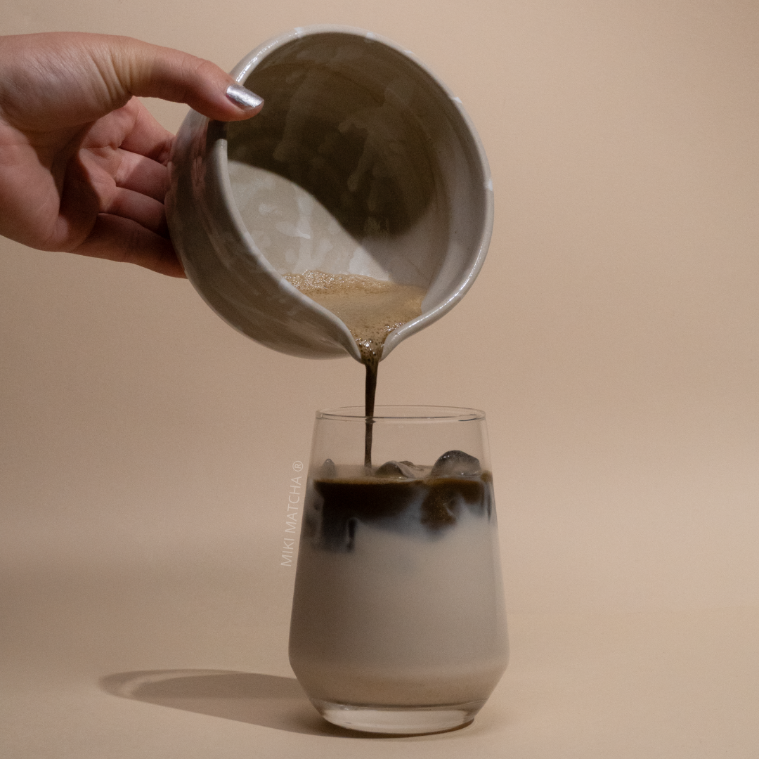 Bebida de té Hojicha Latte helado preparado con leche y té verde tostado en polvo de Miki Matcha.