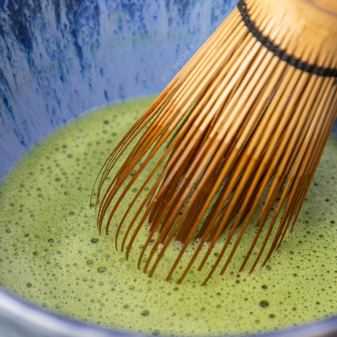 Kit Pro de Miki Matcha con batidor de bambú chasen premium y té verde de alta calidad para crear una espuma perfecta.
