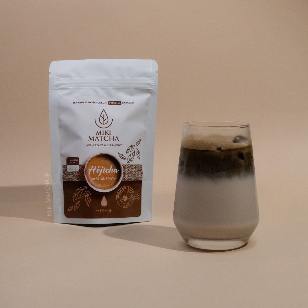 té Hojicha en polvo Miki Matcha a la izquierda y un vaso con bebida de Hojicha Latte preparado con leche a la derecha