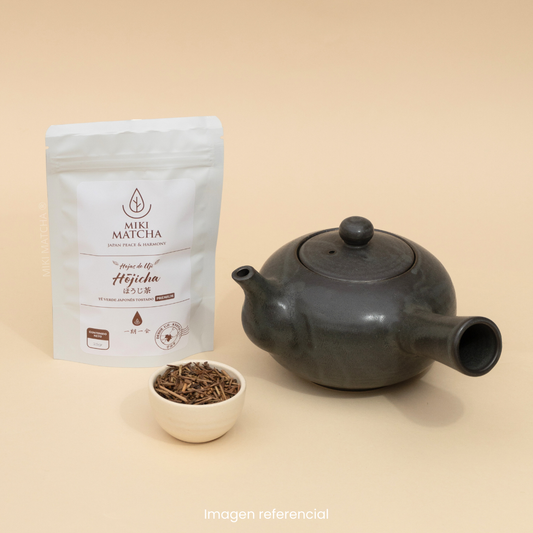 Tetera negra + Hojicha en hojas