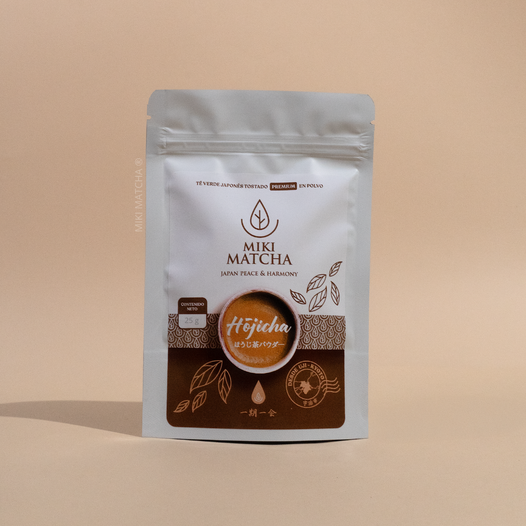 Paquete de té Hojicha en polvo de Miki Matcha, té verde japonés tostado premium.