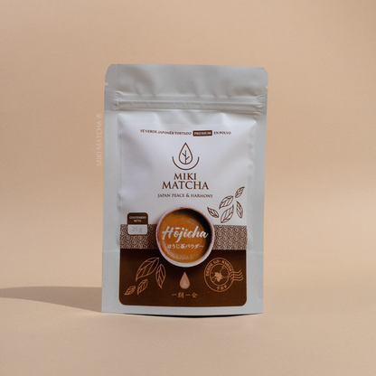 Paquete de té Hojicha en polvo de Miki Matcha, té verde japonés tostado premium.