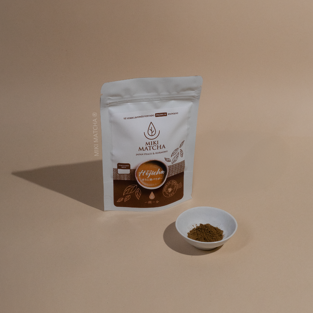 Paquete de té Hojicha en polvo Miki Matcha junto a un bowl blanco con polvo de té verde tostado premium.