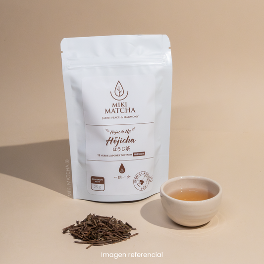 Paquete de té verde tostado Hojicha de Miki Matcha, hojas de té de la región de Uji para infusión.